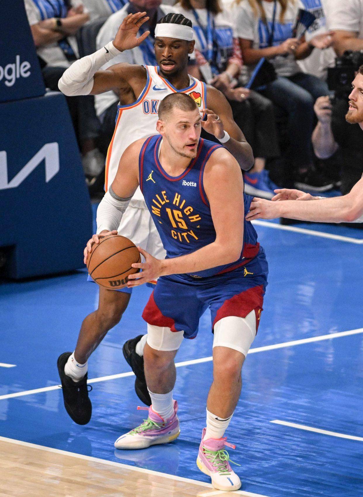 更加引人注 更加引人注